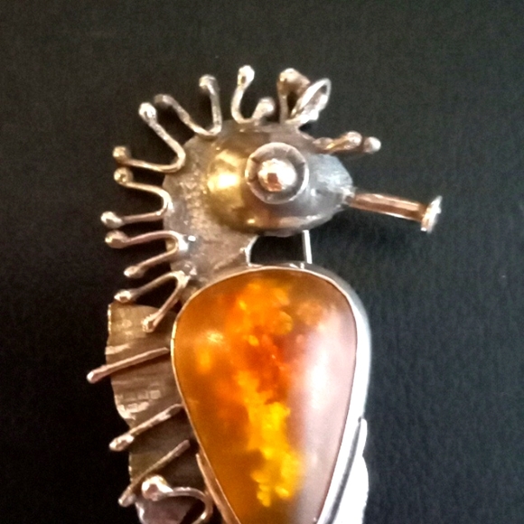 *Sold Sold* ANTIQUE SILVER AND AMBER SEAHORSE PIN/PENDENT - Picture 4 of 8